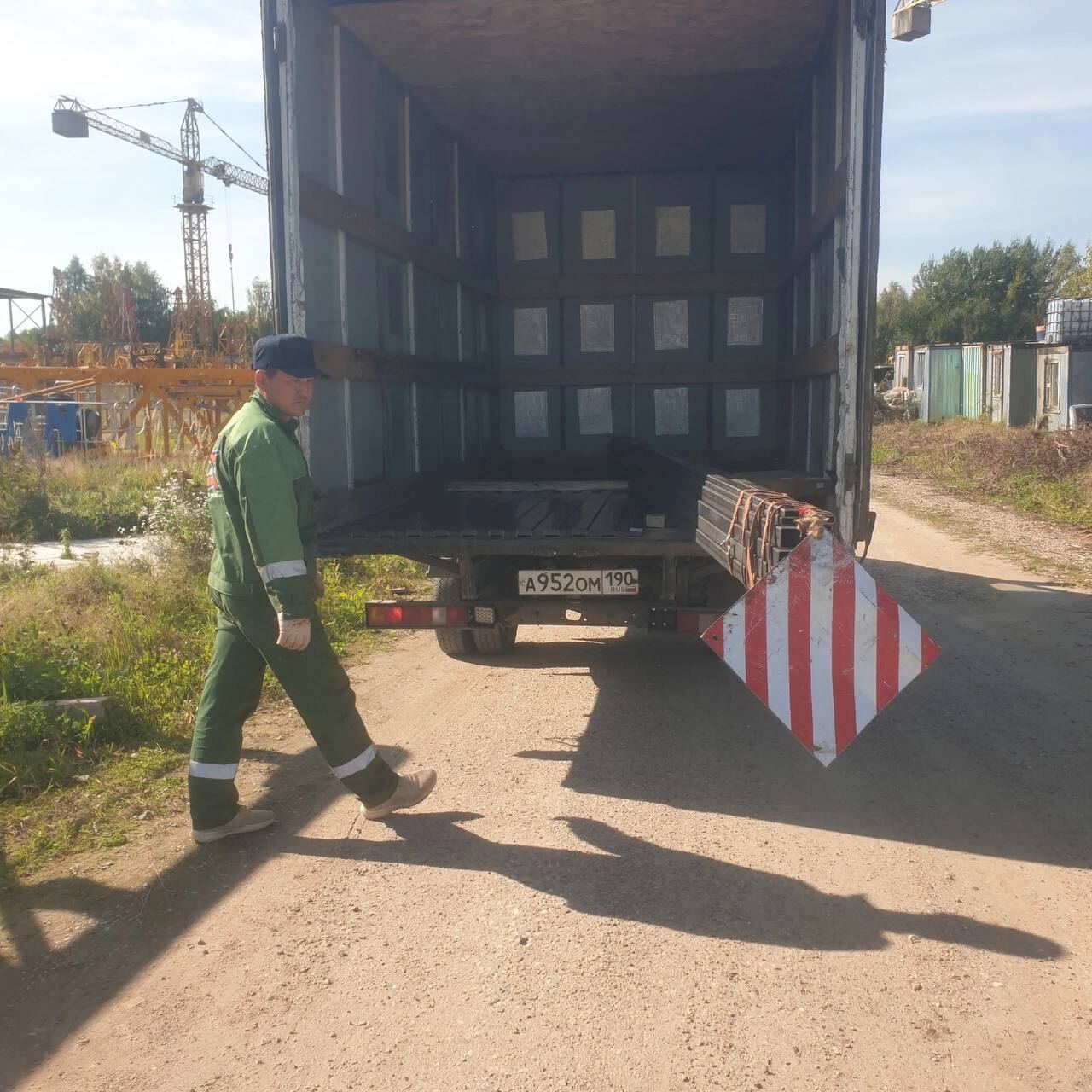 Погрузка металла на строительной площадке